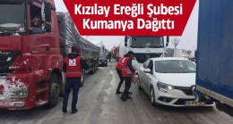 Karayolunda Mahsur Kalan Sürücülere Kızılay’dan Kumanya Desteği