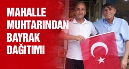 Mahalle Muhtarından Esnaflara ve Vatandaşlara Bayrak Dağıtımı