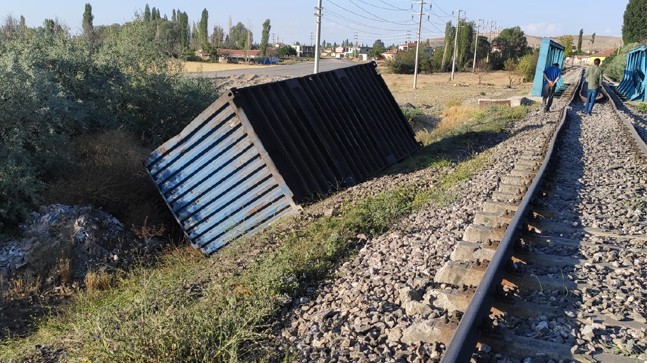 Ereğli’de Yük Treni Raydan Çıktı, Seferler İptal Edildi. Yolcular, Lüks Ereğli Seyahat İle Adana’ya Taşındı