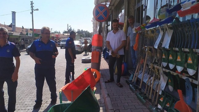 Zabıta Müdürlüğü Ekipleri Kaldırım İşgallerinin Fazlalaşması Üzerine Denetim ve Uyarı Yaptı