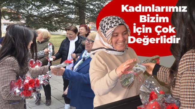 Ereğli Belediyesi, Dünya Kadınlar Günü Dolayısı İle Karanfil Dağıttı