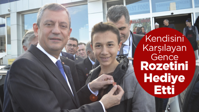 CHP Lideri Özgür Özel Rozetini Kendisini Karşılayan Gence Taktı